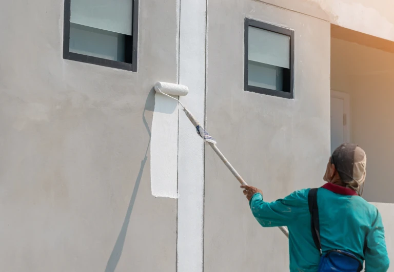 l-homme-peint-de-la-couleur-blanche-sur-le-mur-du-batiment