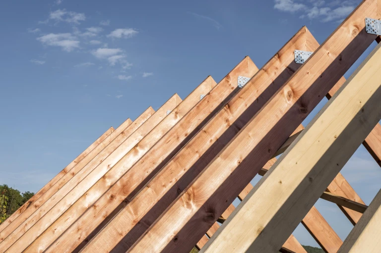 vue-de-face-de-la-construction-d-un-toit-a-la-lumiere-du-jour
